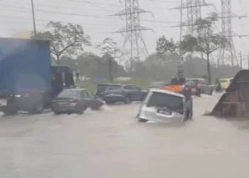 Hujan tanpa henti sejak pagi, beberapa kawasan sekitar Klang dinaiki air