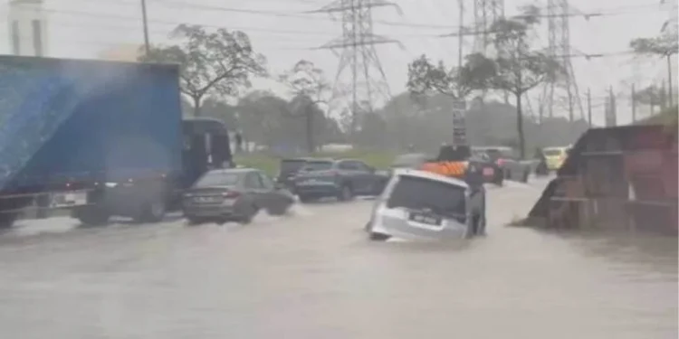 Hujan tanpa henti sejak pagi, beberapa kawasan sekitar Klang dinaiki air
