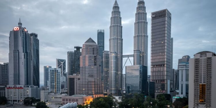 Ekonomi Malaysia dijangka berkembang 4.8 peratus, ringgit RM3.80 sedolar