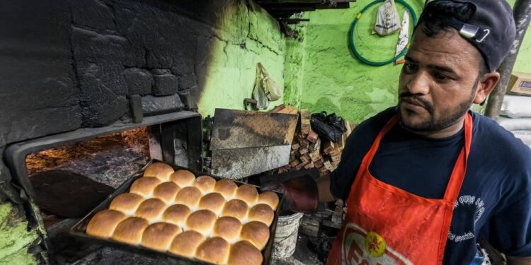 Hiap Joo Bakery kekal guna ketuhar kayu api selepas lebih 100 tahun