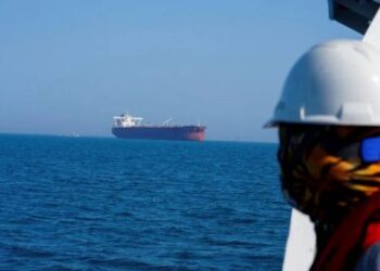 Harga minyak mentah menjunam hampir tiga peratus, eksport melalui Selat Hormuz meningkat