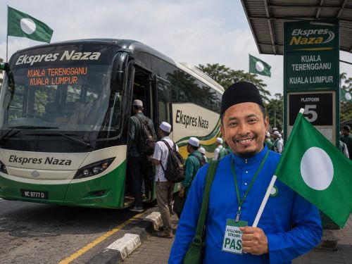 Kami hanya naik bas ke parlimen-Fadhli Shaari