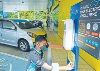 Kerajaan kaji caj ke atas jualan EV biaya pembinaan pengecas awam – Johari Abdul Ghani