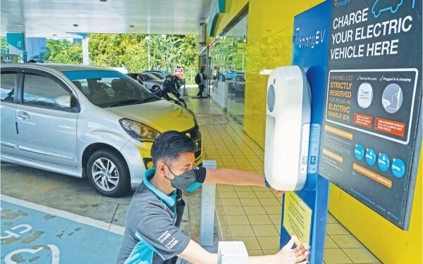 Kerajaan kaji caj ke atas jualan EV biaya pembinaan pengecas awam – Johari Abdul Ghani