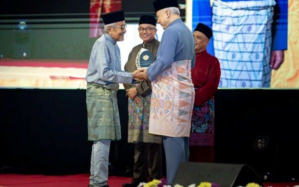 Rahim Razali terima Anugerah Tokoh Zaid Bin Thabit