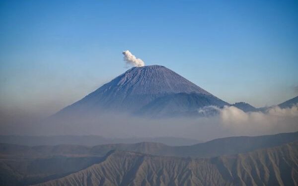 Gunung Semeru meletus, abu cecah 900 meter
