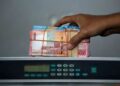 Rupiah jatuh menghampiri paras terendah dalam sejarah, pasaran saham merosot
