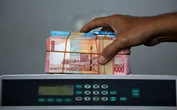 Rupiah jatuh menghampiri paras terendah dalam sejarah, pasaran saham merosot